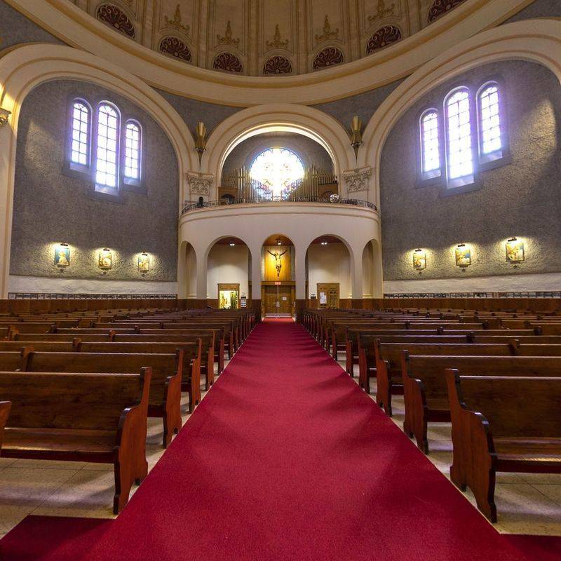 à l'intérieur de l'église