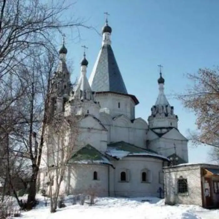 Храм троицы живоначальной в троицком голенищеве. Храм Живоначальной Троицы Мосфильмовская. Храм на Мосфильмовской Троицкое Голенищево. Церковь Троицы Живоначальной в Троицком-Голенищеве 1644-1645 ).