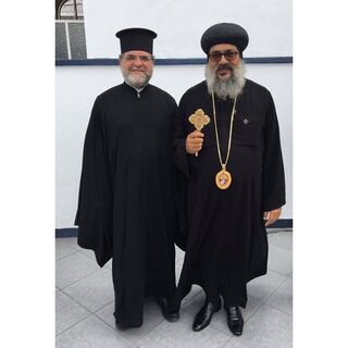 Padre (Abuna) Juan Rustom, párroco de la Iglesia Ortodoxa de la Santísima Trinidad del Patriarcado de Antioquía, junto al querido hermano en Cristo, el Obispo Anba Youssef de la Iglesia Copta de Santa Cruz de la Sierra, Bolivia.