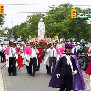 Grand honneur à Saint Anne