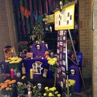 El altar esta listo para el Dia de los Muertos 2014