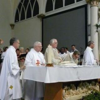 Monseigneur Schonenbach et ses assistants prêtres et diacres